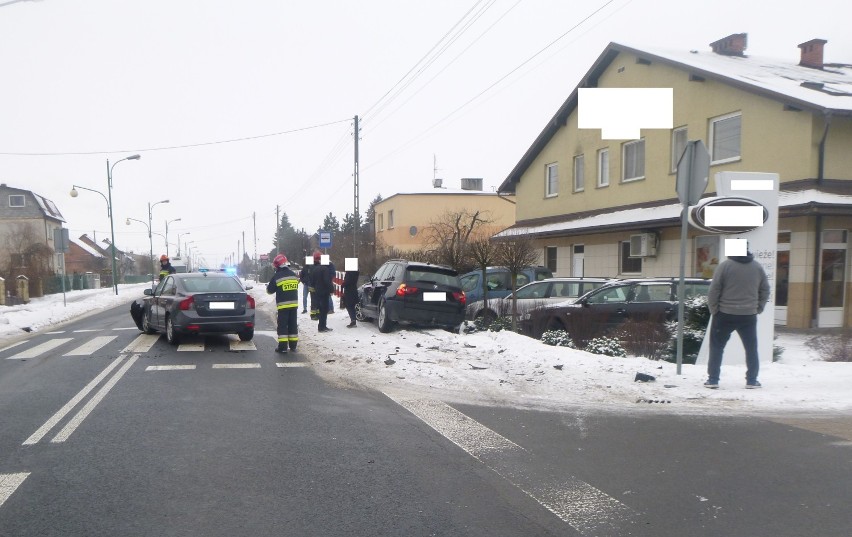 Zderzenie volvo i bmw na ulicy Oleskiej w Lublińcu. Bmw uszkodziło znak drogowy znajdujący się na chodniku ZDJĘCIA