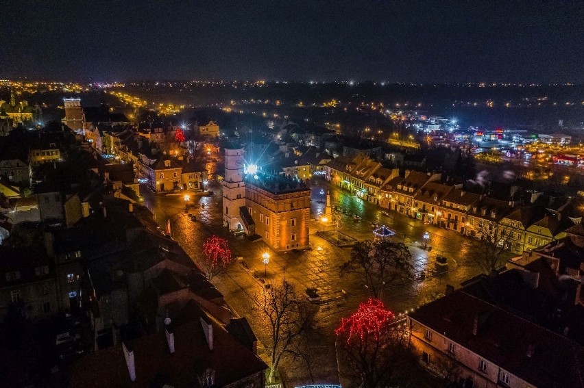 Świąteczne ozdoby przystrajają  Sandomierz na święta Bożego...