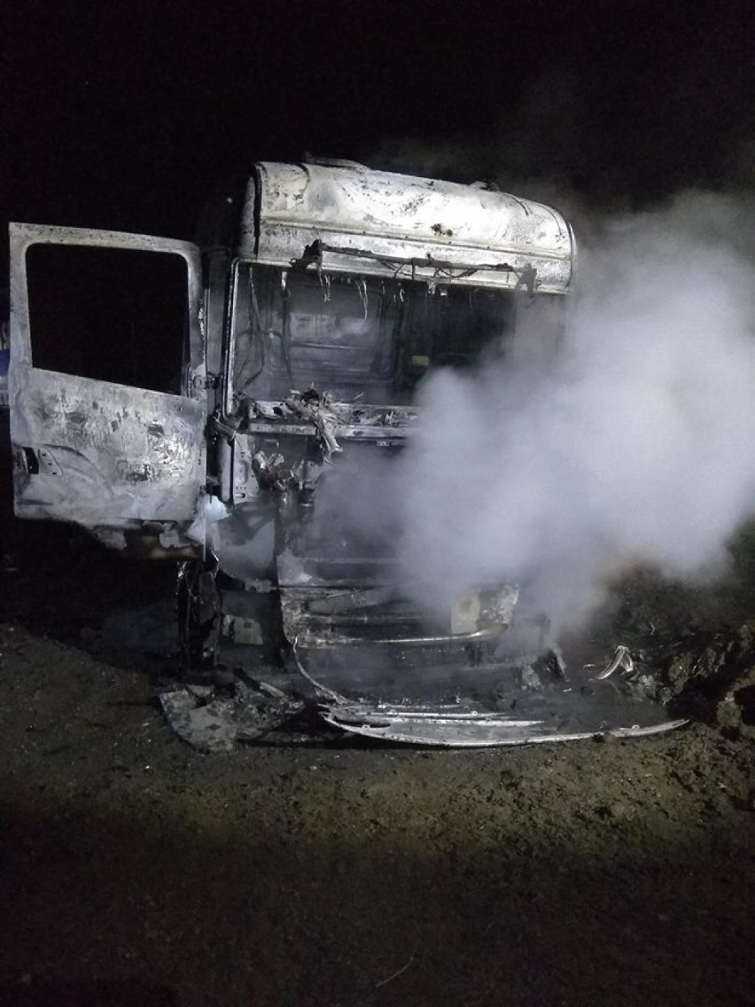 Pożar samochodu ciężarowego w gminie Stare Pole. Spłonął ciągnik siodłowy