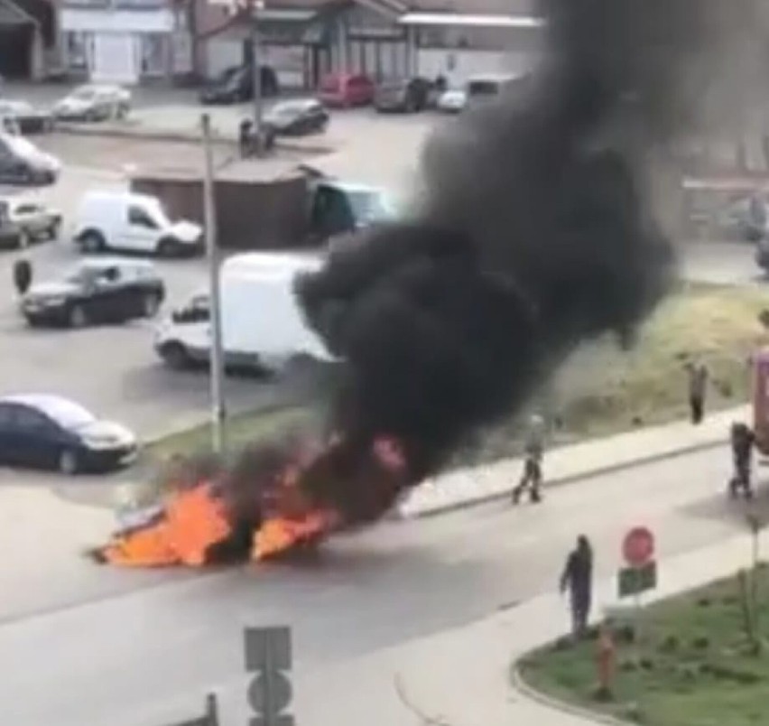 Kalwaria Zebrzydowska. Samochód płonął w centrum miasta [ZDJĘCIA] [WIDEO][AKTUALIZACJA]
