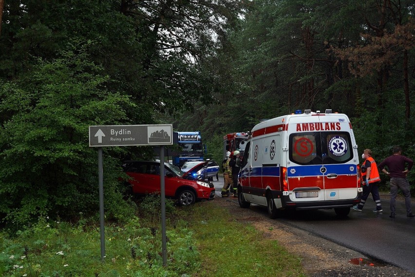 Kolizja dwóch samochodów osobowych na drodze...