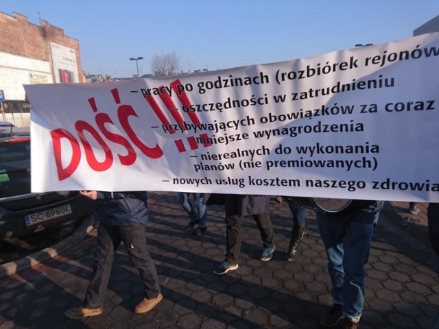 Protest listonoszy w Częstochowie. Listonosze domagają się podwyżek już od kilku lat - na zdjęciu protest z 2016 roku