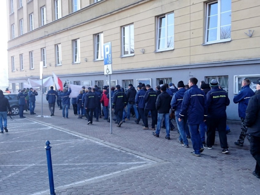 Protest listonoszy w Częstochowie. Listonosze domagają się...