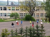 Rodzice protestują, CBA sprawdza. Awantura o szkolne boisko w Gdyni