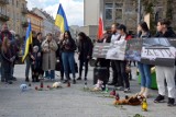 Kielce solidarne z Ukrainą. Wiele osób na manifestacji sprzeciwu wobec wojny. Była minuta ciszy dla zamordowanych cywilów. Zobacz zdjęcia