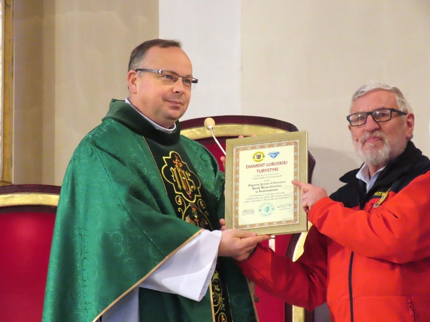 Nagrody, w formie dyplomu, są przyznawane wyłącznie na...