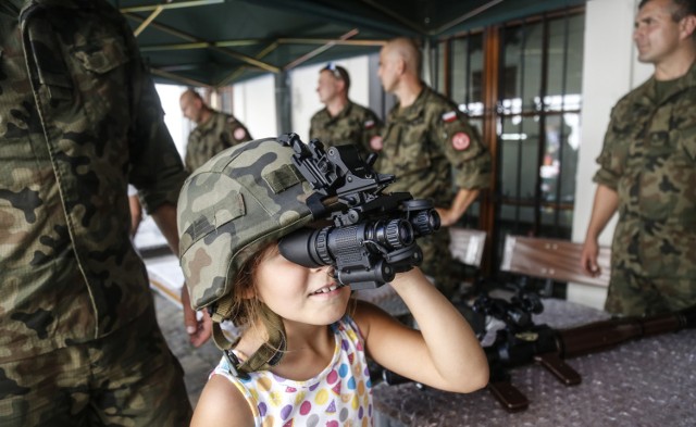 Dziś w Muzeum Okręgowym w Rzeszowie odbył się ostatni wakacyjny piknik w ramach Muzealnego Wehikułu Czasu. Gościem specjalnym imprezy byli żołnierze z 21. Brygady Strzelców Podhalańskich.

Na rzeszowian czekał m.in. specjalnie zaaranżowany wojskowy tor przeszkód, a także pokaz sprzętu, wyposażenia wojskowego oraz umundurowania. Goście mogli poznać tajniki łączności radiotelegraficznej, czy działania sprzętu saperskiego.