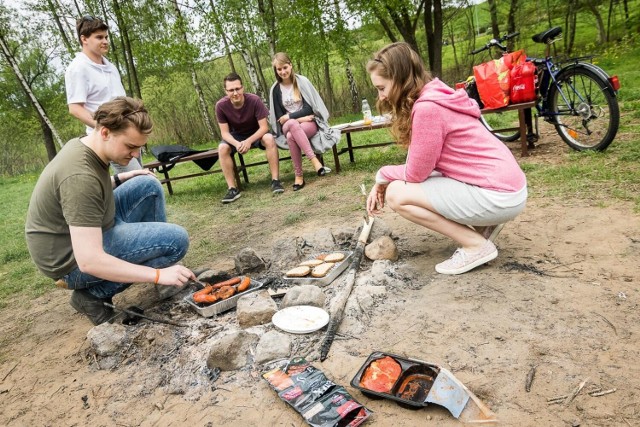 Co roku wielkim zainteresowaniem wśród bydgoszczan cieszy się polana grillowa w Myślęcinku, położona przy stawie naprzeciwko stoku narciarskiego. To jedyne miejsce w parku, gdzie legalnie można rozpalić grilla prywatnie.