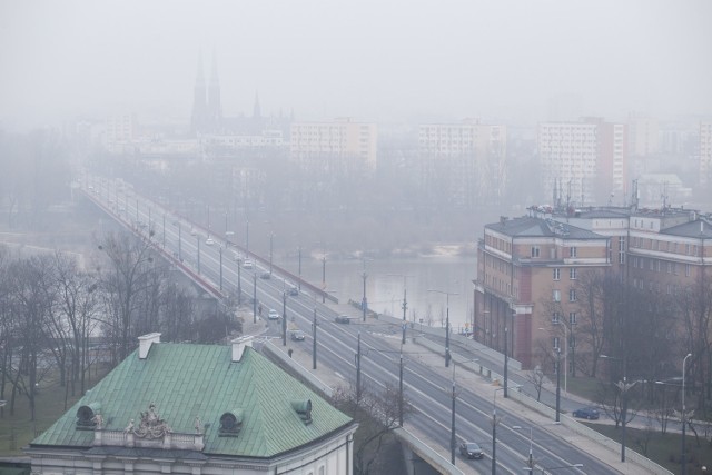 Smog w Warszawie. Tragiczna sytuacja, miasto ostrzega, fotografie ukazują pył [ZDJĘCIA]