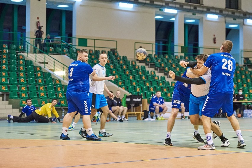 Mecz piłki ręcznej zorganizowano w hali sportowej Ośrodka...