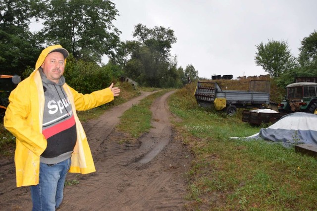 Pan Marek żali się, że decyzja, którą otrzymał zakazuje mu jazdy ciągnikiem i sprzętem rolniczym po jego działce