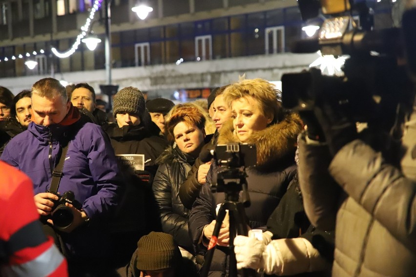 Łódzki protest przeciwko nienawiści i przemocy. Tłumy łodzian wysłały światełko do nieba dla Pawła Adamowicza FILM