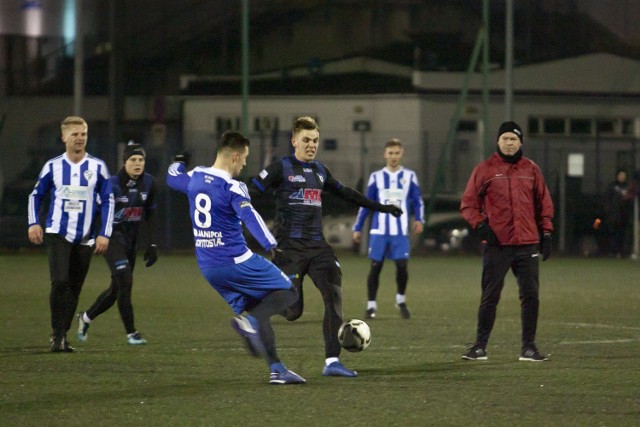 W meczu sparingowym Zawisza Bydgoszcz pokonał Unię Janikowo 2:1 (0:1). Bramki dla niebiesko-czarnych strzelili Damian Stasikowski (63) i Krzysztof Urtnowski (89). Honorową bramkę dla trzecioligowców zdobył Kamil Żylski (12).

Na kolejnych stronach zdjęcia ze sparingu>>>