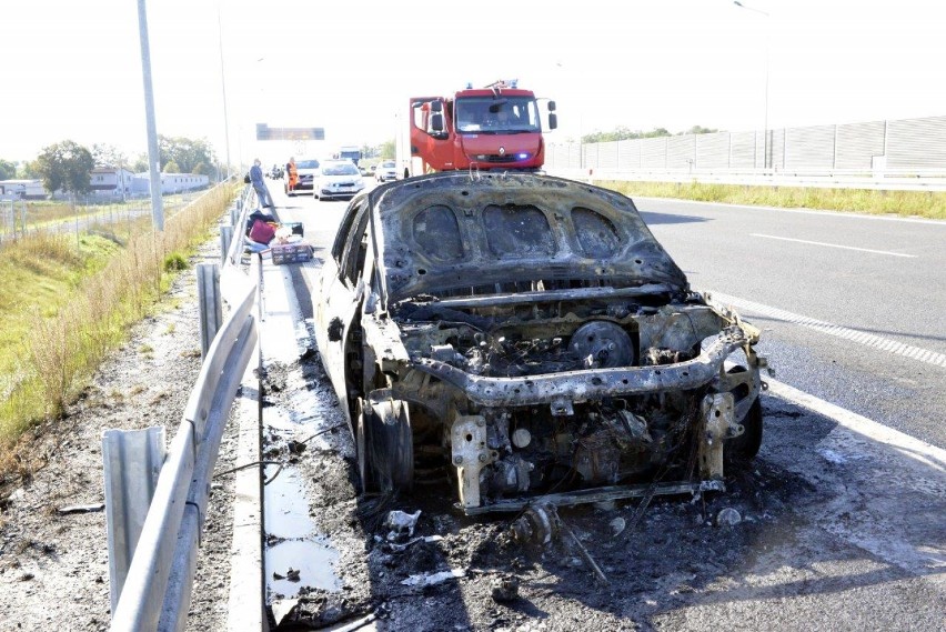 Na drodze ekspresowej S5 w niedzielę całkowicie spłonęło auto