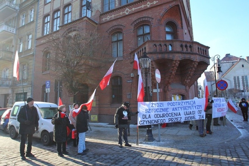 Protest w Poznaniu przed siedzibą Gminy Żydowskiej w...