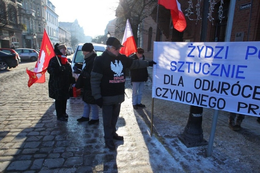 Protest w Poznaniu przed siedzibą Gminy Żydowskiej w...