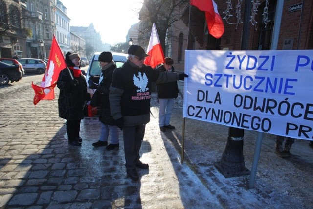 Protest w Poznaniu przed siedzibą Gminy Żydowskiej w Poznaniu