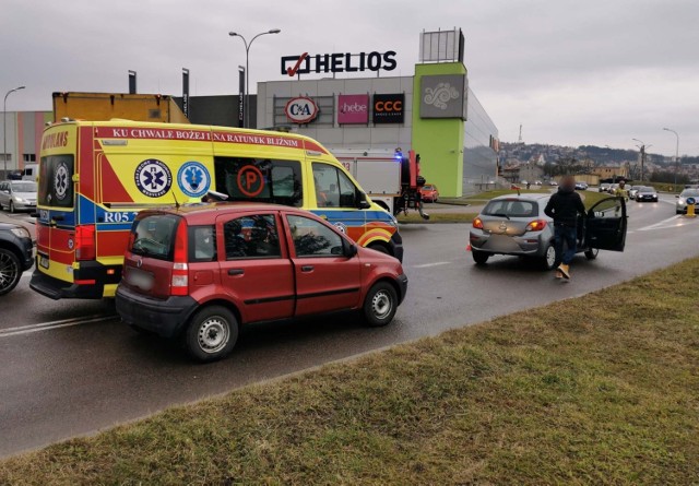 Do zdarzenia doszło w piątek po godz. 12 na skrzyżowaniu ul. Sanowej z ul. Rzeźniczą w Przemyślu. 

Kierująca fiatem panda uderzyła w tył mitsubishi. Drugim z pojazd&oacute;w kierował mężczyzna. Pogotowie ratunkowe zabrało do szpitala z urazem głowy 4-letnie dziecko podr&oacute;żujące mitsubishi. Na miejscu pracują policjanci i strażacy.

Aktualizacja, godz. 15.25
- Kierująca fiatem, 45-letnia mieszkanka pow. przemyskiego nie dostosowała prędkości do panujących warunk&oacute;w drogowych i uderzyła w tył mitsubishi, kt&oacute;rego kierowca, 30-letni przemyślani zatrzymał się, aby wykonać manewr skrętu w lewo - powiedziała podkom. Marta Fac z KMP w Przemyślu. 

Kierujący byli trzeźwi. Na miejscu pracowała grupa dochodzeniowo-śledcza.