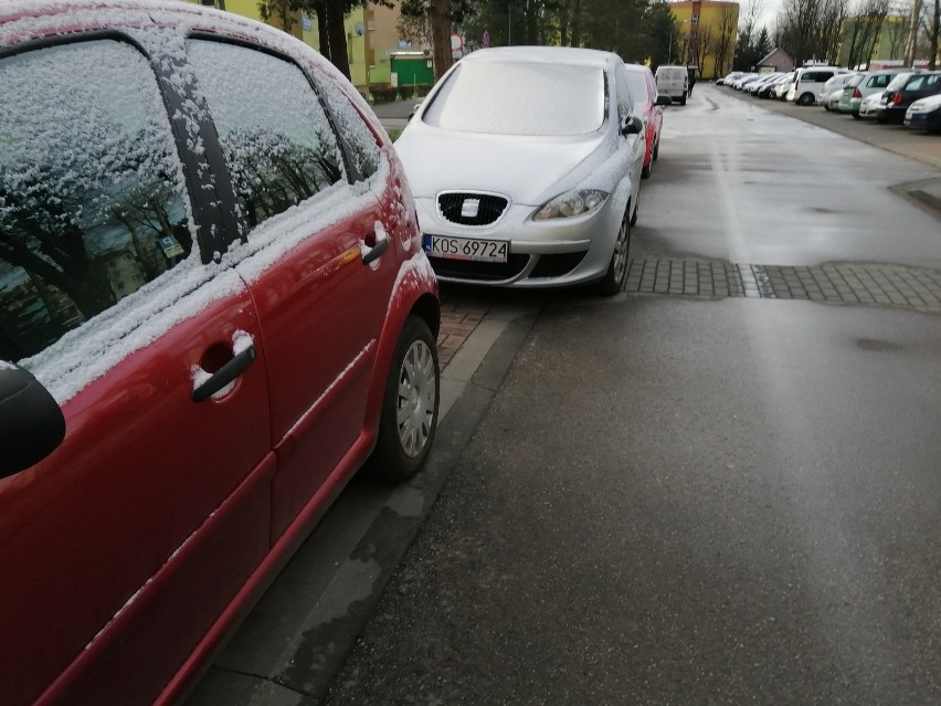 Małopolska zachodnia. Śnieg zaskoczył kierowców i drogowców. Drogi i chodniki śliskie [ZDJĘCIA]