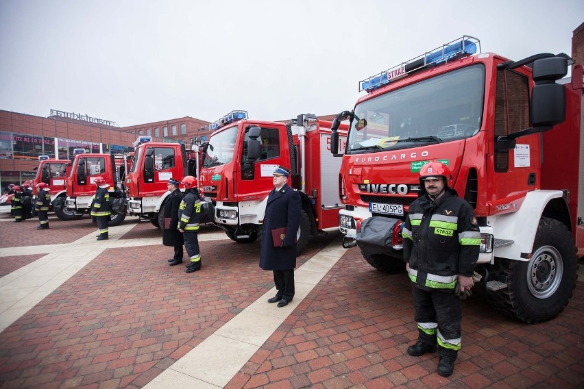 W Manufakturze przekazano nowe pojazdy dla straży pożarnej