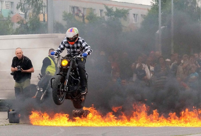Pokaz stuntu motocyklowego dał pod Galerią Solną w...