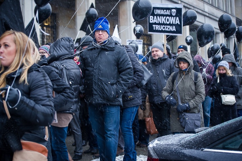 Protest frankowiczów, Warszawa. Czarna procesja oszukanych...