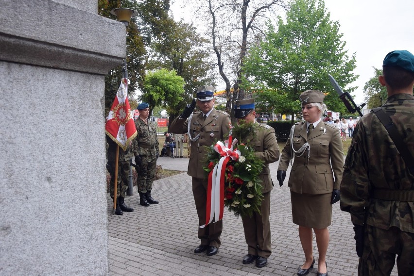 Samorządowcy i mundurowi złożyli kwiaty pod pomnikiem