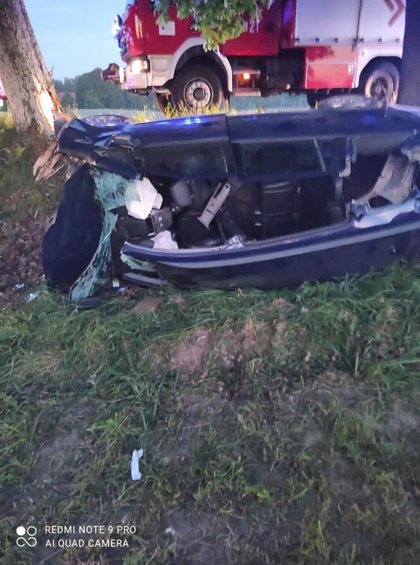 Wypadek w Starym Barkoczynie. Opel zafira uderzył w drzewo. Trzy osoby ranne