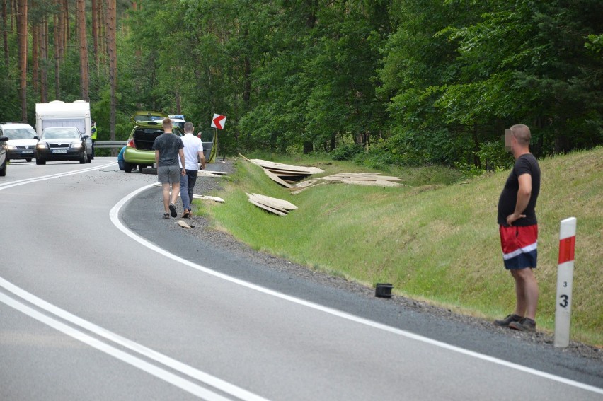 Wypadek na drodze krajowej z Miastka do Słupska. Droga była zablokowana. Z naczepy ciężarówki wysypały się płyty meblowe