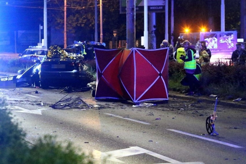 Tragiczny wypadek na Powstańców Śląskich we Wrocławiu. Trzy osoby zginęły na miejscu [ZDJĘCIA]
