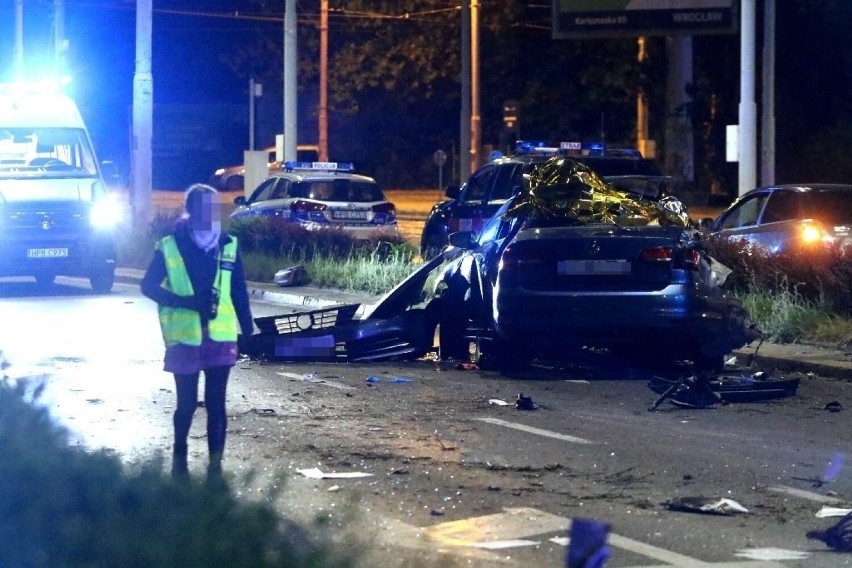 Tragiczny wypadek na Powstańców Śląskich we Wrocławiu. Trzy osoby zginęły na miejscu [ZDJĘCIA]