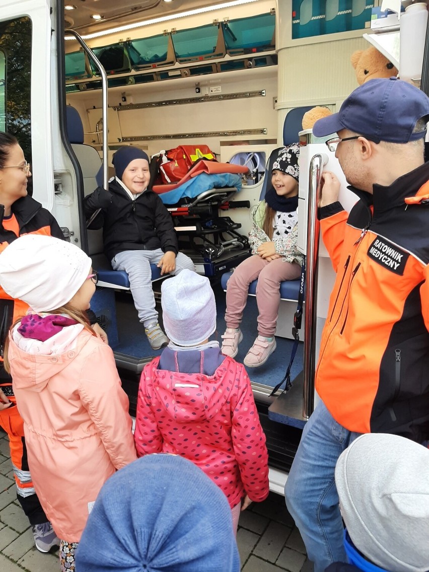 Pracownicy szpitalnych służb ratunkowych z wizytą u przedszkolaków z PP 10 w Radomsku. ZDJĘCIA