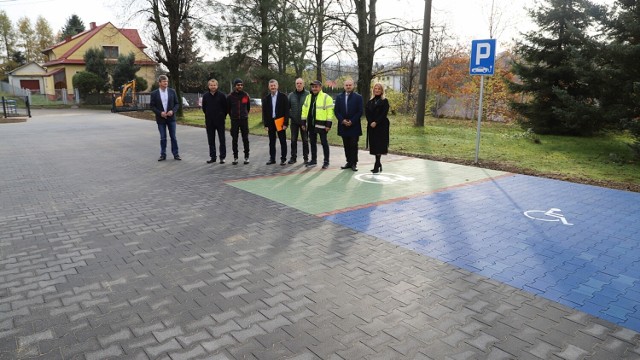 Nowy parking przy szkole w Pisarzowej