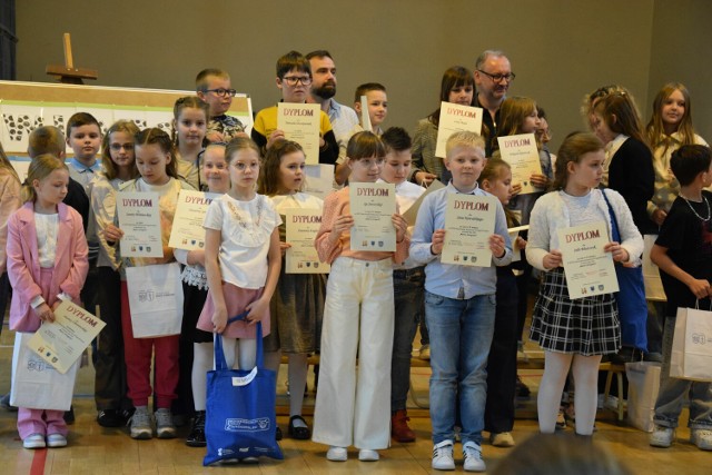Ósmy Powiatowy Konkurs Ortograficzny "Mistrz ortografii" dla uczniów klas trzecich, jaki organizowała Szkoła Podstawowa nr 9 w Zduńskiej Woli został uroczyście podsumowany.