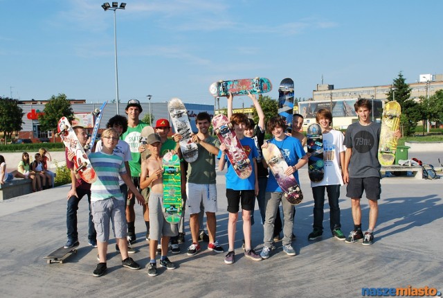 Wakacyjna szkoła deskorolki na skateplazie w Lesznie odbyła się po raz pierwszy.