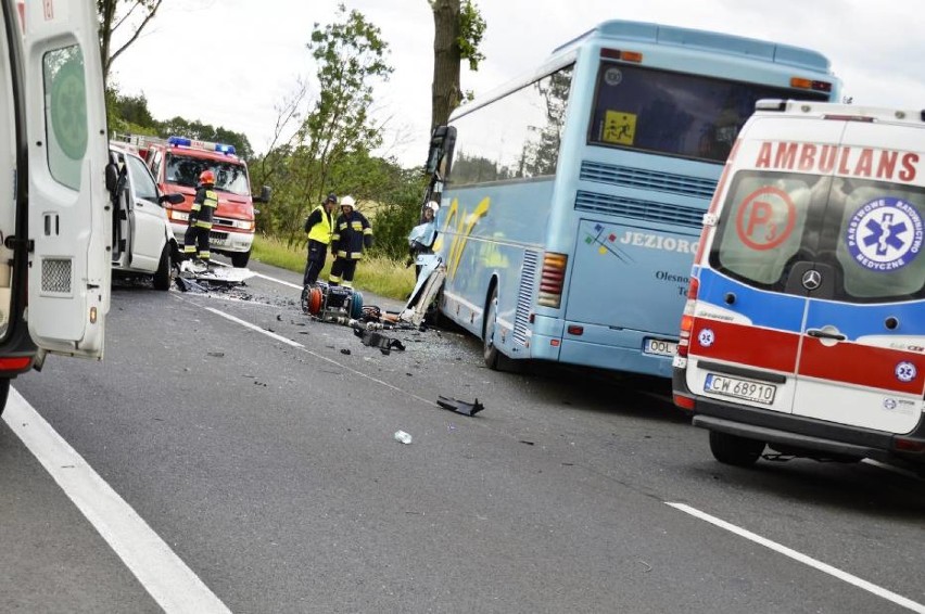 Śmiertelny wypadek w Modliborzu. Zderzenie busa autokarem. Podróżowała nim młodzież z Lublińca FOTO