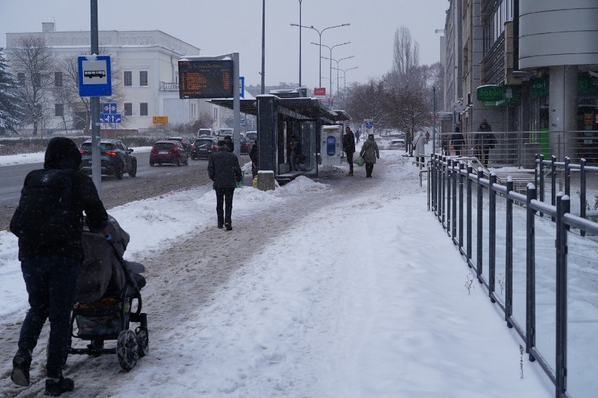 Zima w Kielcach. Zasypane chodniki, śliskie ulice, hałdy śniegu na poboczach. Trudna sytuacja, uważajcie! Zdjęcia i film