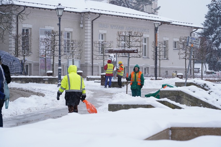 Zima w Kielcach. Zasypane chodniki, śliskie ulice, hałdy śniegu na poboczach. Trudna sytuacja, uważajcie! Zdjęcia i film