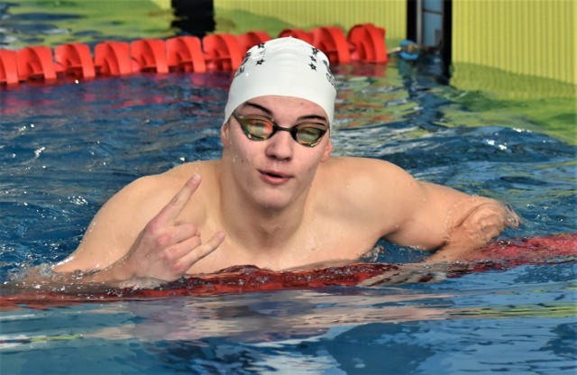 Bartosz Loter miał powody do zadowolenia po mistrzostwach Polski seniorów w Olsztynie, na których wywalczył przepustkę na mistrzostwa Europy w Belgradzie. To będzie międzynarodowy debiut oświęcimskiego pływaka.