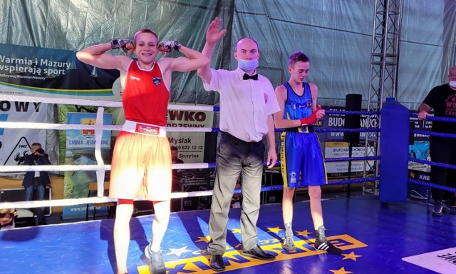 Xavier Rzeszut ze Sportów Walki Piła (z lewej) został mistrzem naszego kraju młodzików w boksie w kategorii 48 kg