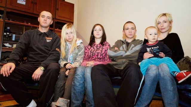 6-osobowa rodzina Jędrzejczaków ze Swarzędza żyje w 35-metrowym mieszkaniu