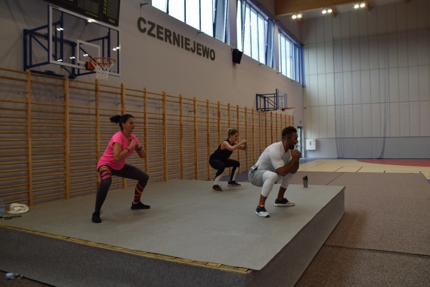 Energiczny i rytmiczny trening z Piotrem Karwatem w nowej Hali Widowiskowo-Sportowej w Czerniejewie [FOTO,FILM]