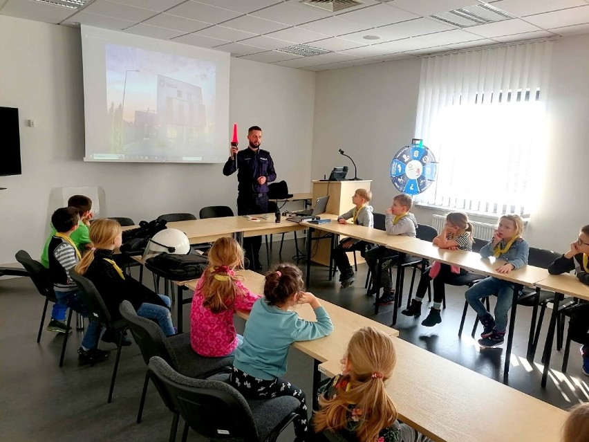 Uczestnicy ferii w TOK w Komendzie Powiatowej Policji w...