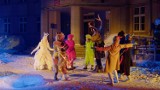 Teatr pantomimy z Wrocławia wystawił Królową Śniegu na śniegu w Miliczu FILM, ZDJĘCIA