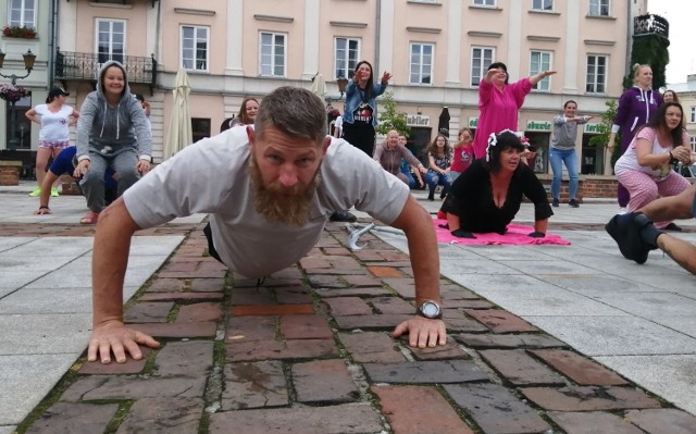 #GaszynChallenge: Widzialna Ręka Piotrków pompowała dla Hani na Rynku Trybunalskim