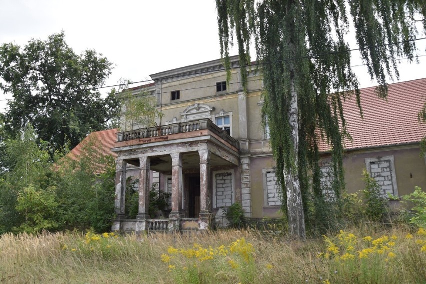 Niewielki, ale wciąż ładny pałac w Obiszowie popada w ruinę