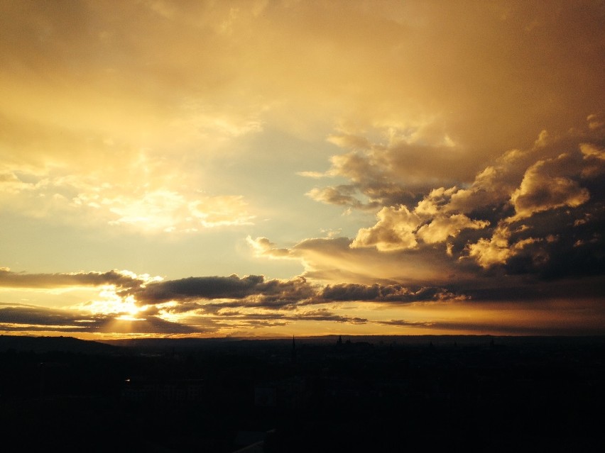 Tęcza nad Krakowem. Miasto widziane z kopca Kraka [ZDJĘCIA]