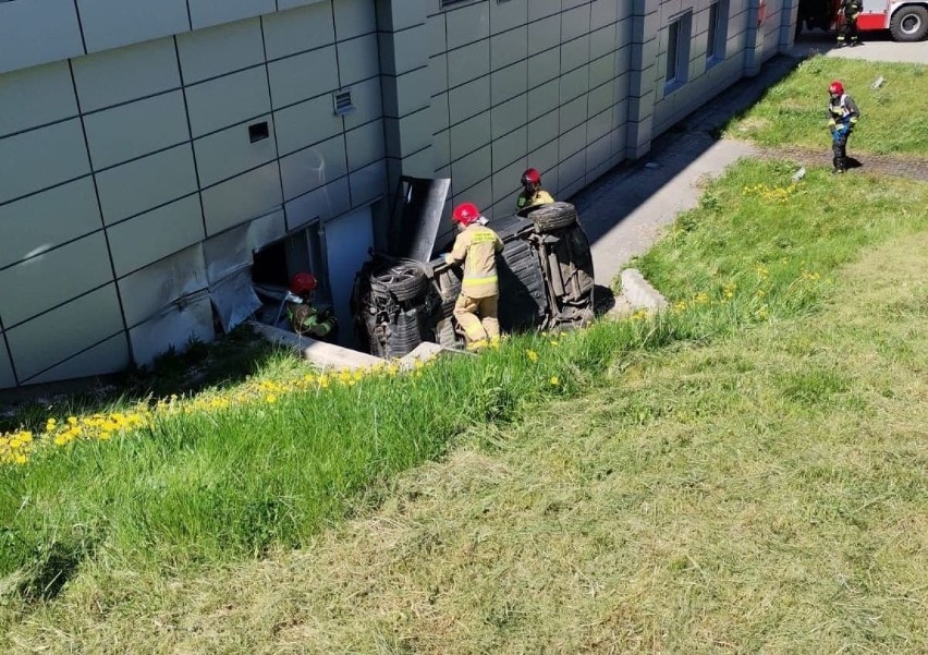 Wypadek w punkcie szczepień w Targach Kielce. Samochód spadł ze skarpy [WIDEO, ZDJĘCIA]