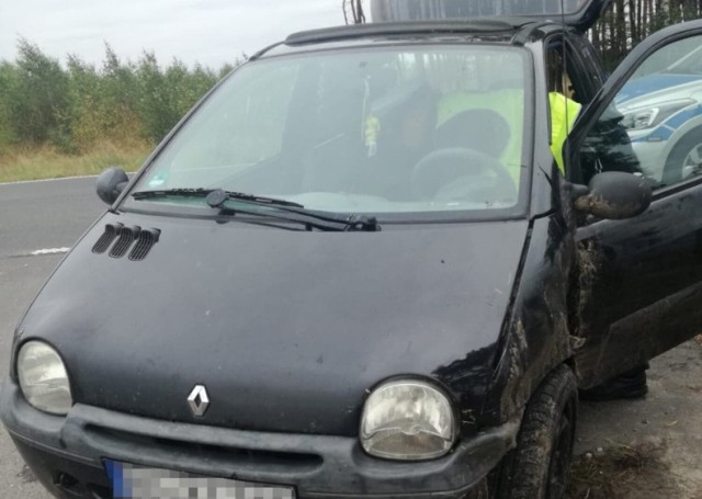 Funkcjonariusze, którzy przybyli na miejsce, zastali pojazd marki Renault, z widocznymi uszkodzeniami w przedniej jego części