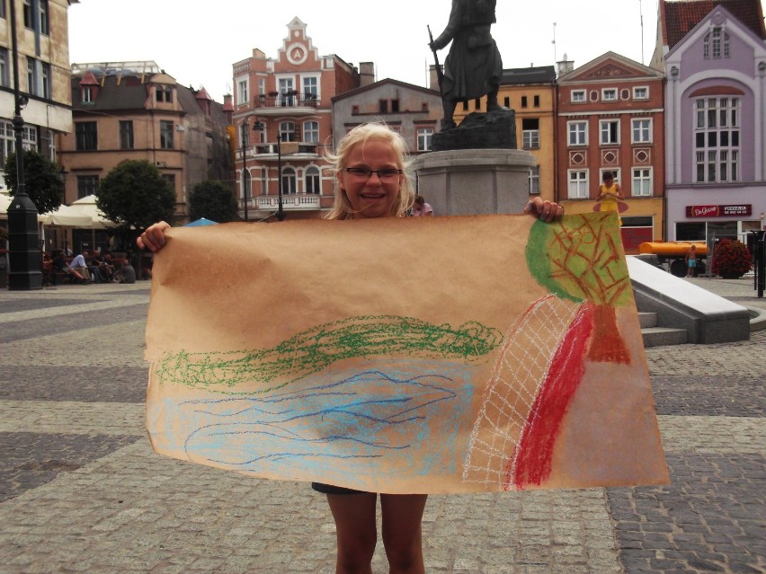 Uczestniczka prezentująca swoją pracę plastyczną pt. „Moje ulubione miejsce w Grudziądzu. ”